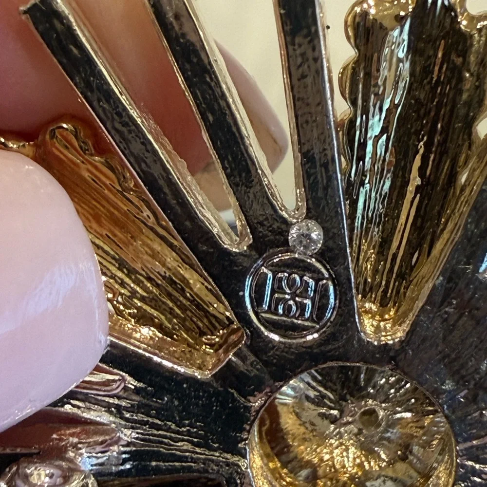 Elegant Gold and Silver crystal Brooch - Picture 9 of 10